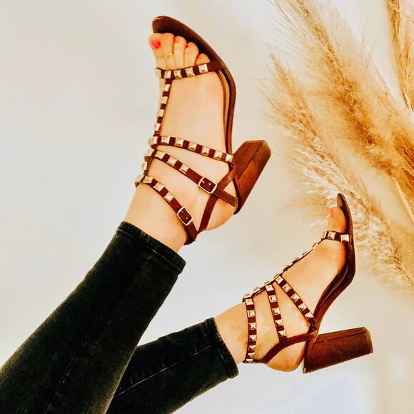 BCBG Brown Leather Gold Metal Studded T- Strap Strappy Sandals Chunky Heel 9 - Picture 1 of 13